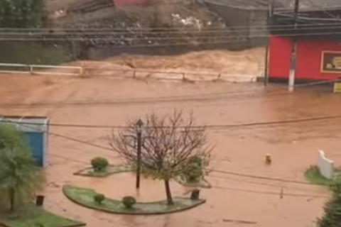 Chuvas chegam a Santa Catarina, causam estragos e deixam um morto