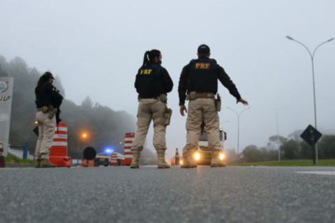 Mulher leva tiro na cabeça e é internada em estado grave durante abordagem da PRF; agentes são afastados