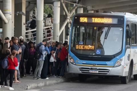 Greve de ônibus: empresas oferecem 4,5% de reajuste e cesta básica; rodoviários decidem nesta terça-feira se aceitam