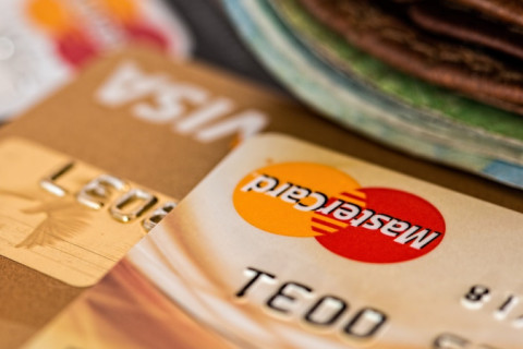 Pagamentos por aproximação crescem 52,9% em um ano no Brasil