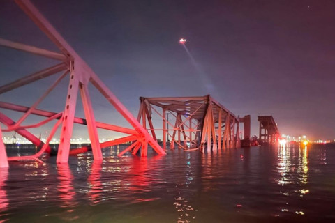 EUA suspendem buscas por desaparecidos após queda de ponte: ‘Não acreditamos que haja sobreviventes’