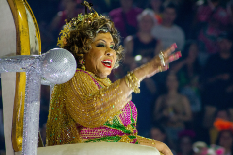 Alcione passa mal e interrompe show em Refice: ‘Alguém me abana aqui’