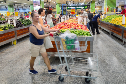 Aumento nos alimentos puxa prévia da inflação para 0,31% em janeiro