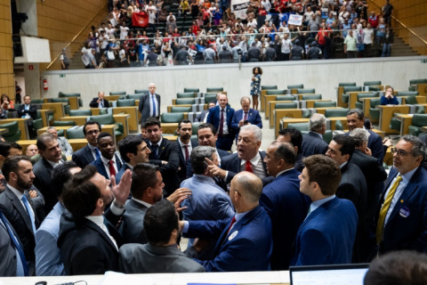 Deputados estaduais paulistas votam privatização da Sabesp nesta quarta após sessão tumultuada