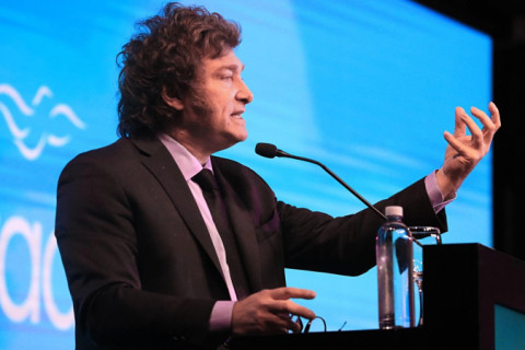 Javier Milei consegue vitória importante na Câmara argentina com aprovação da Lei Ônibus