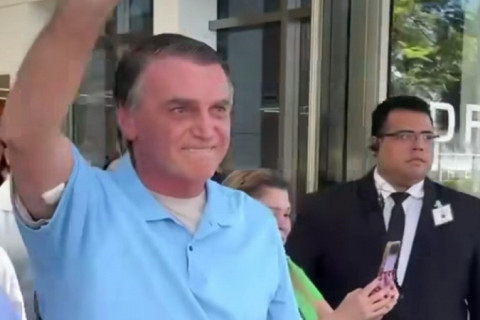 Bolsonaro deixa hospital três semanas após cirurgia abdominal