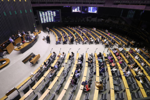 Governo ameaça retaliação a deputados da base que assinaram pedido de impeachment