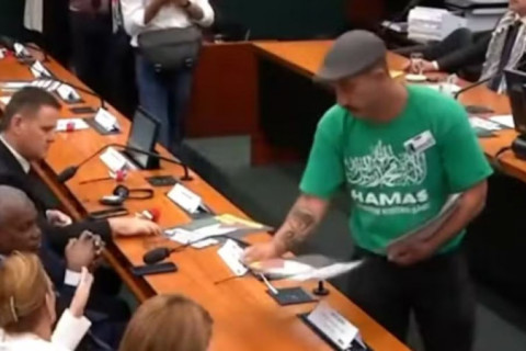 Homem com camisa do Hamas distribui panfletos durante sessão convocada por deputados do PT na Câmara