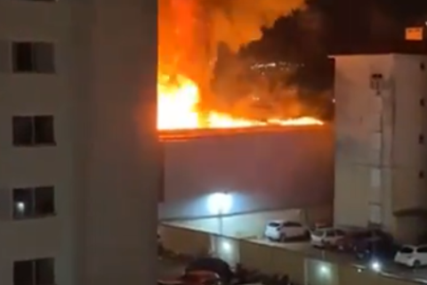 Grande incêndio atinge loja em bairro alagado de Porto Alegre