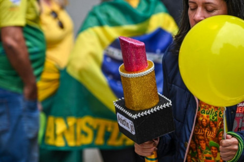 Manifestantes atendem pedido de Michelle e comparecem ao ato de Bolsonaro com batom em homanegem a Débora