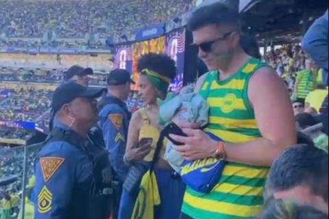 Polícia quase impede torcida organizada brasileira de realizar festa na estreia da Copa do Mundo
