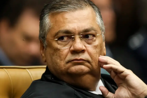 Defesa de Flávio Bolsonaro aciona Fachin para tirar Dino de caso ‘Dark Horse’