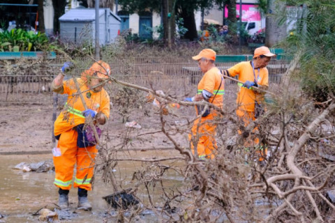 Ruas em Porto Alegre são tomadas por montanha de areia e lama de 1,5m após água baixar