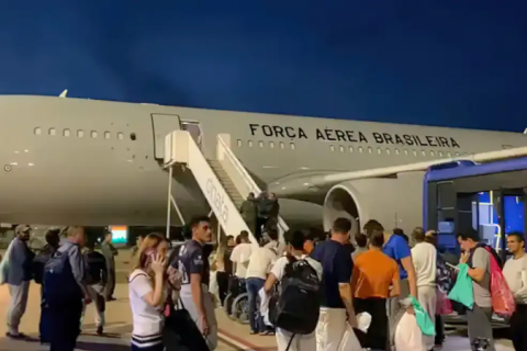 Voo com mais 103 deportados dos Estados Unidos chega ao Brasil