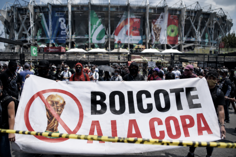 Manifestantes pedem boicote à Copa do Mundo nos arredores do estádio da abertura, na Cidade do México
