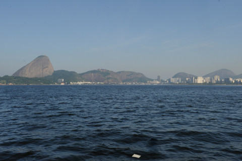 Incêndio em fábrica de óleo causa vazamento na Baía de Guanabara