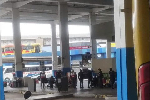 Tiroteio na rodoviária Novo Rio deixa baleados e 18 reféns