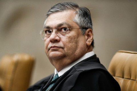 Flávio Dino suspende regra que iguala idade de aposentadoria para policiais homens e mulheres