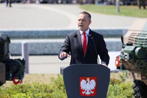 Polônia afirma que Rússia ‘não é invencível’ antes de cúpula de Trump e Putin no Alasca