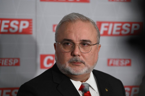 Prates diz que Petrobras tentará frear preço de combustíveis apesar de conflito entre Israel e Hamas