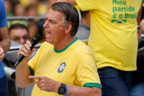 Espingarda registrada em nome de Bolsonaro apreendida pela PF tinha pintura com a bandeira do Brasil