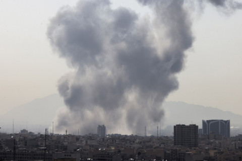 EUA e Israel atacam o Irã; Teerã retalia