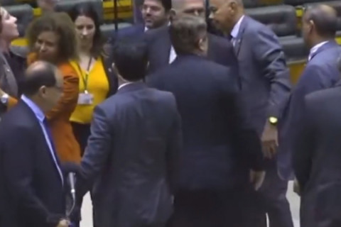 Carla Zambelli e Lindbergh batem boca na Câmara e precisam ser afastados por colegas; assista