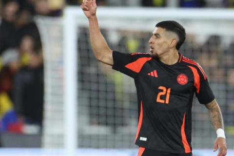 Colômbia derrota Espanha por 1 a 0 em jogo com destaque para James Rodríguez