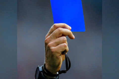 Cartões azuis serão testados no futebol profissional para penalizar jogadores; entenda nova regra