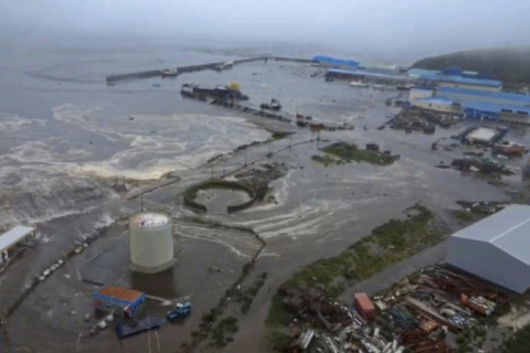 Tsunami na Rússia deixa edifícios submersos