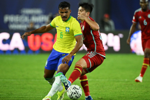 Alex Sandro é cortado por lesão, e Ancelotti convoca Kaiki Bruno, do Cruzeiro