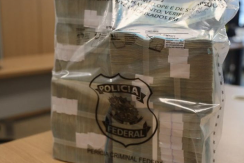 PF apreende R$ 400 mil em dinheiro vivo no flat do deputado Sóstenes Cavalcante em Brasília
